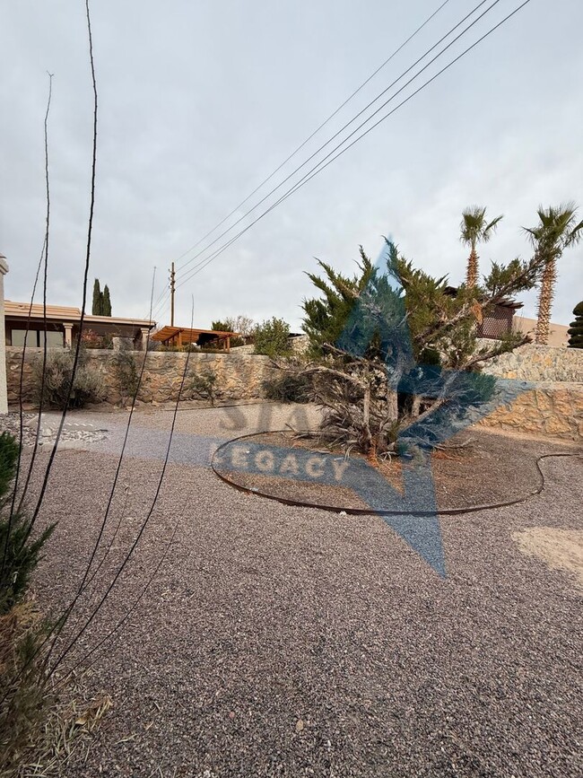 Building Photo - Move-in Special! Charming Home with Mountain Views!