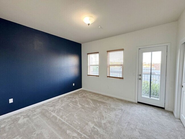 Building Photo - Stunning 2 Bed / 2.5 Bath Condo with 2-Car Garage in North Park