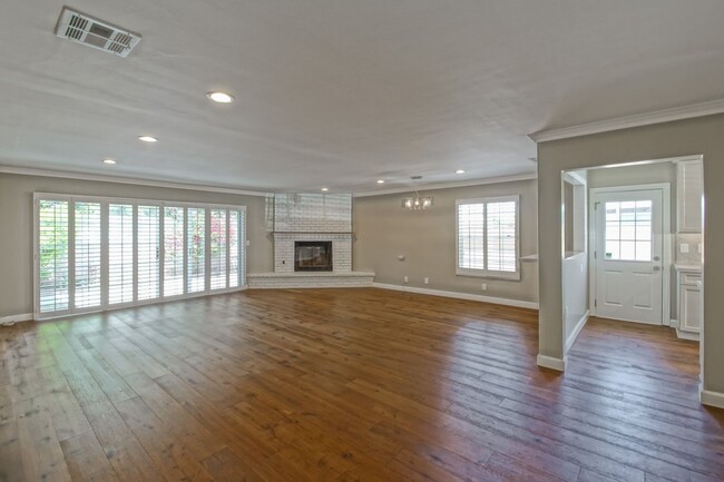 Building Photo - REMODELED, BRIGHT & AIRY, 4BR3BA HOME W/ G...