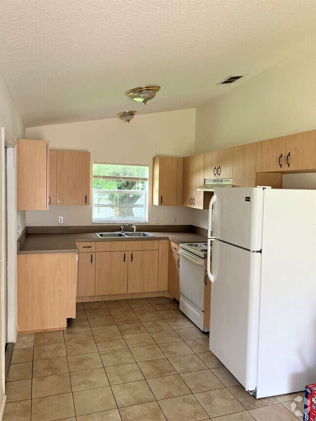 Building Photo - SPACIOUS 2BR/1BA Zephyrhills, Duplex, Vaul...