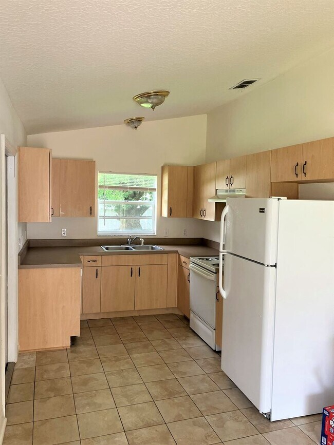Primary Photo - SPACIOUS 2BR/1BA Zephyrhills, Duplex, Vaul...