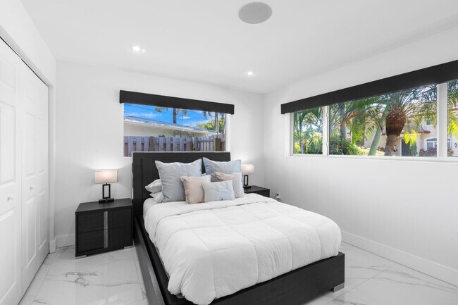 Building Photo - 2813 NE 29th St