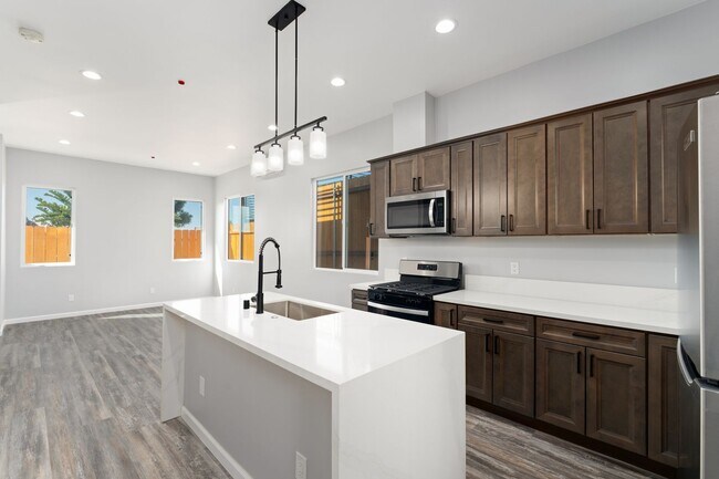Building Photo - New, Top Floor | 3 Bed, 3 Bath, Laundry, B...