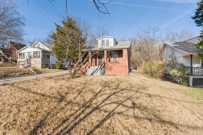 Building Photo - Accepting Section 8!! Massive 4 bedroom 2 ...