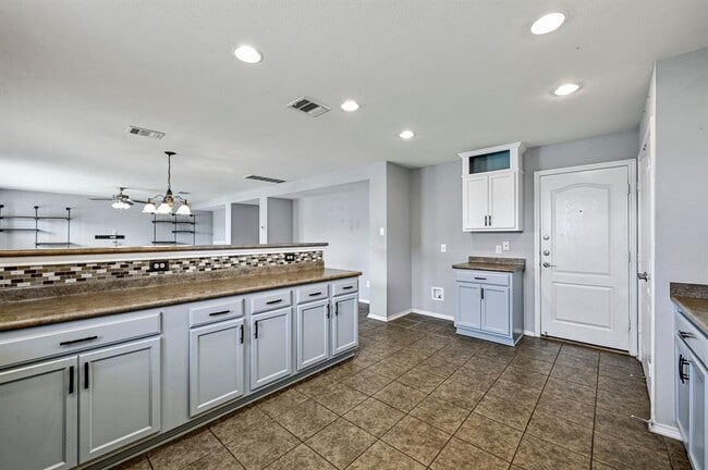 Building Photo - 214 Briarwood Dr