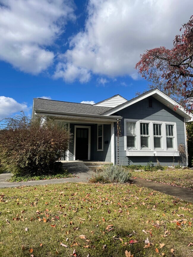 Primary Photo - 1947 Emoriland Blvd