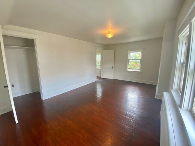 Building Photo - Amazing Cap Cod with 2 BR/ 1.5 BA and Bonu...