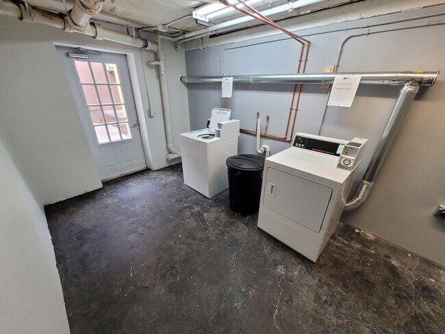Building Photo - MOVE IN READY! $1400 - Studio / 1 Bath Apartment in Downtown Manchester with All Utilities Included