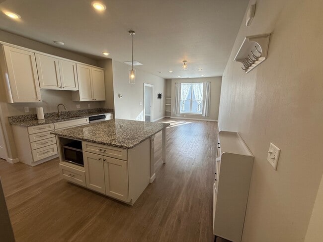 Building Photo - 2710 Sartain St