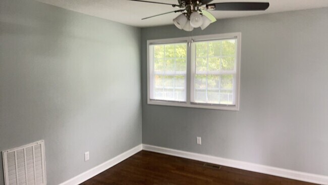 Building Photo - 3 bedroom 1.5 bathroom