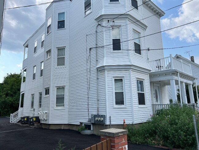 Building Photo - 132 Buttonwood St