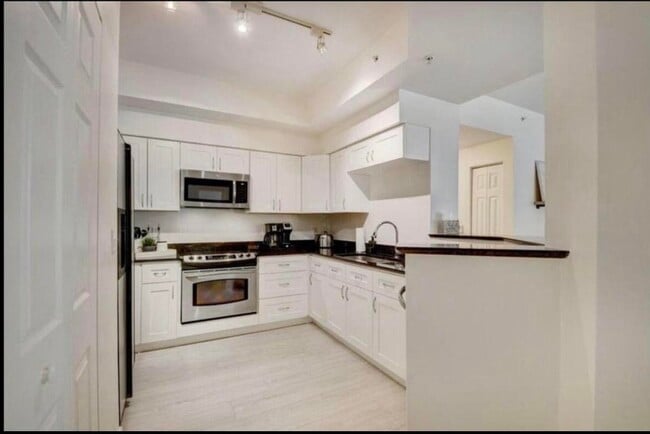 Building Photo - 802 W Windward Way