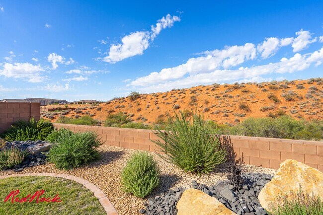 Building Photo - Stunning 4 Bedroom Home with Gorgeous Back...