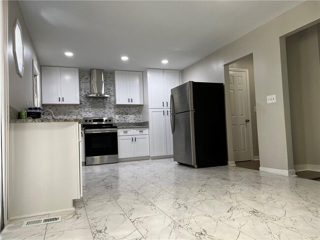 Building Photo - 2221 Pinecliff Dr NE