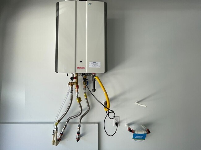 Building Photo - GATED 3 BED 3 BATH 2 CAR GARAGE TOWNHOUSE w/ LOFT + ROOM DOWNSTAIRS & COMMUNITY POOL IN HENDERSON