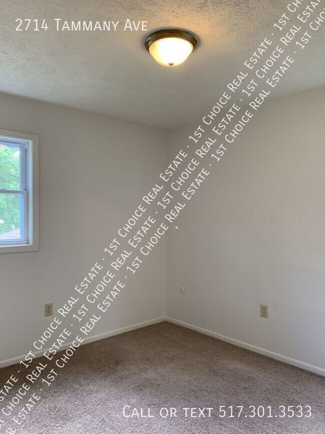 Building Photo - Spacious 3-BDR 1.5-BTH Duplex w/ Garage & ...