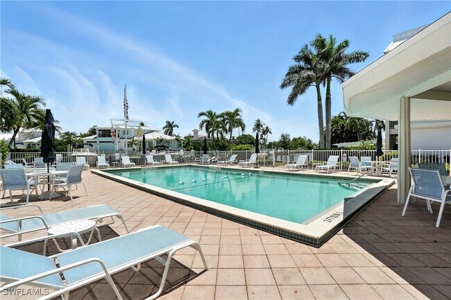 Building Photo - 2100 Gulf Shore Blvd N
