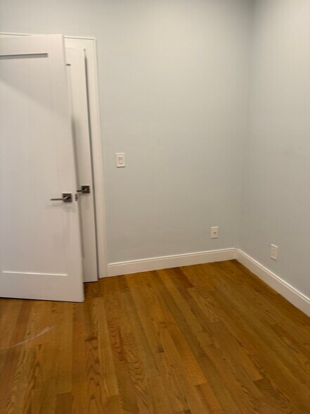 Building Photo - 134 Chelsea St