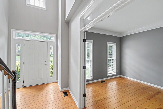 Building Photo - Exceptional 5-Bedroom Home with Finished Basement in Prime Location!