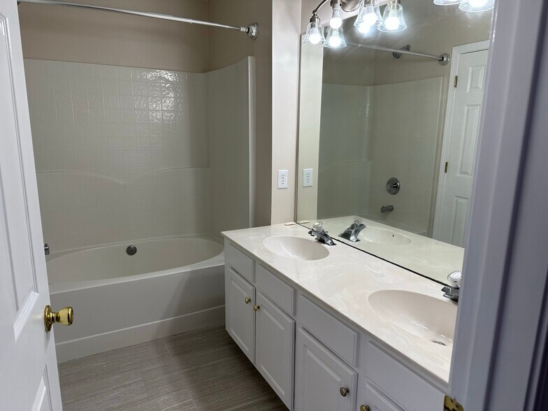 Building Photo - 2113 McKenzie Creek Dr