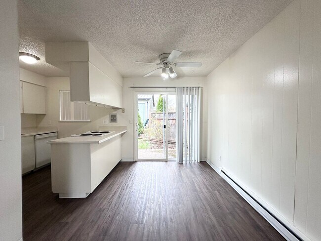 Building Photo - LOVELY & AFFORDABLE! Duplex community in the heart of Sandy, OR!