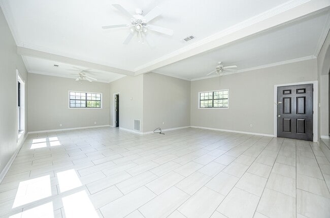 Building Photo - Charming 4-Bedroom, 2-Bath Home in a Prime Location