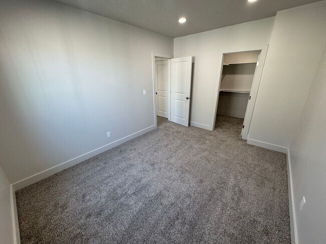 Building Photo - Recently Finished Basement! 3 bed 2 bath - in unit laundry!