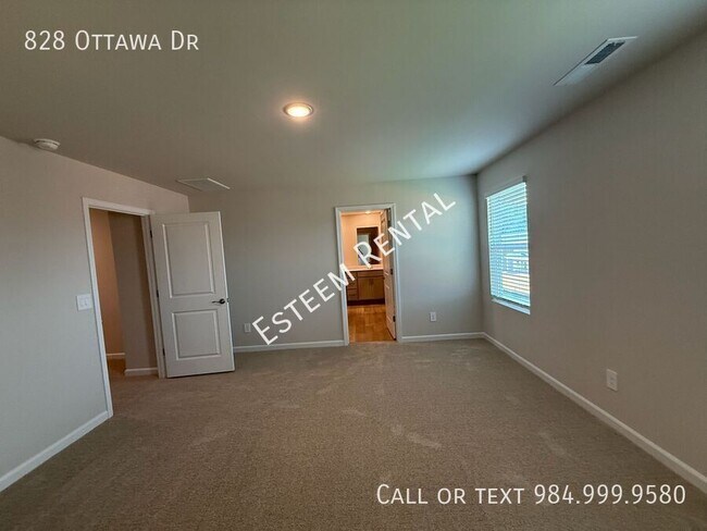 Building Photo - 828 Ottawa Dr