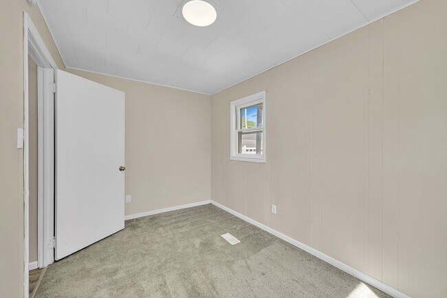 Building Photo - 850 E Washington St