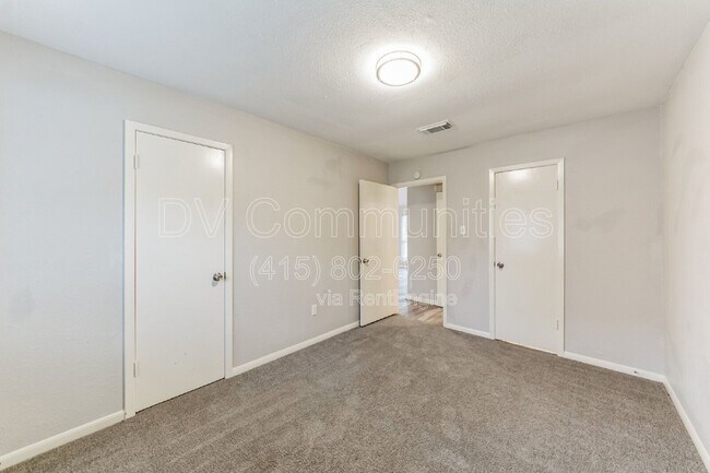 Building Photo - 700 Meadowglen Dr