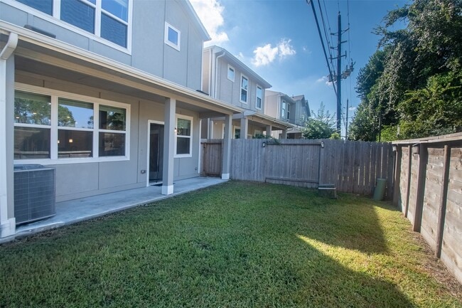 Building Photo - 16018 Oregon Oak Dr