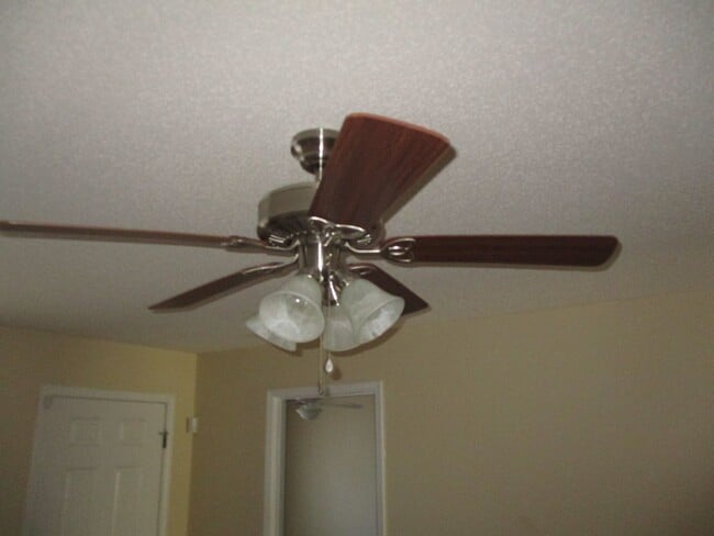 Building Photo - 222 Glade Ln