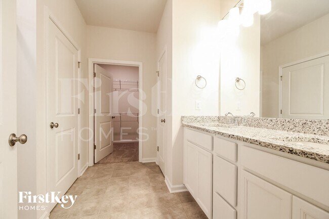 Building Photo - 423 Stonefence Dr