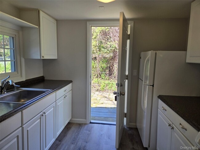 Building Photo - 4 Private Rd