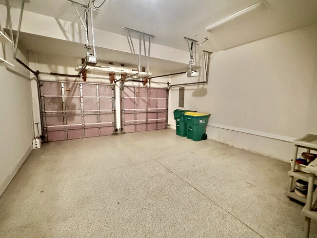 Building Photo - Three Bedroom Carriage House in Hampton Hall!