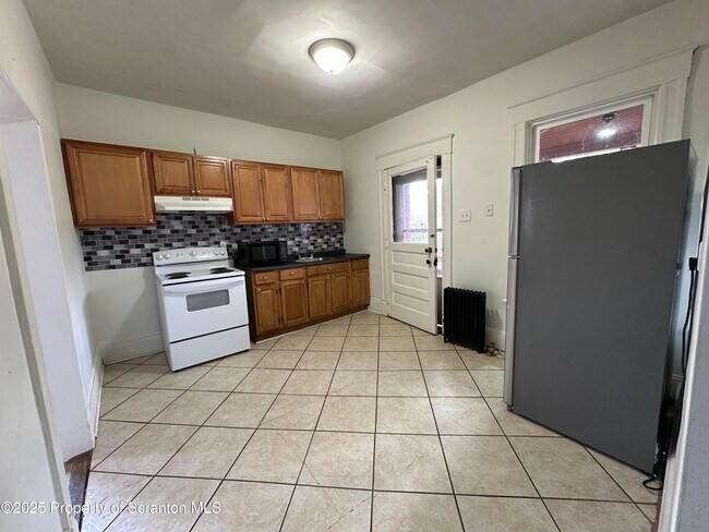 Primary Photo - 568 Main St