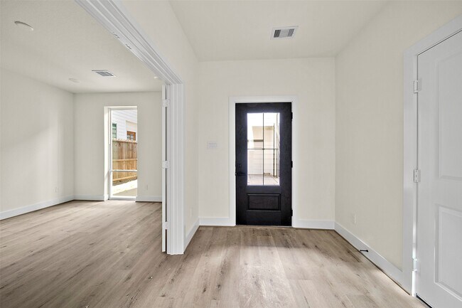 Building Photo - 2708 Nagle St