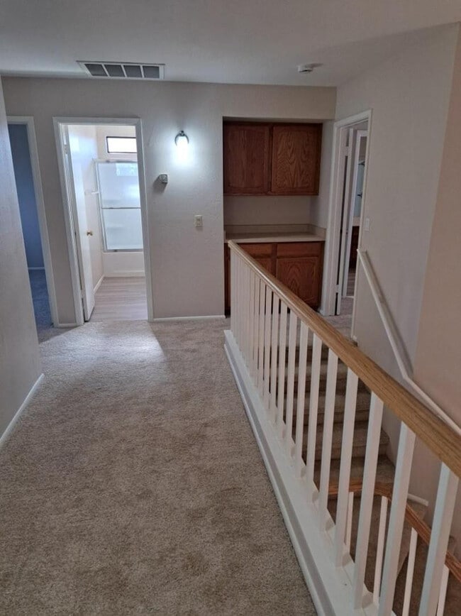 Building Photo - 1443 E Vaughn Ave