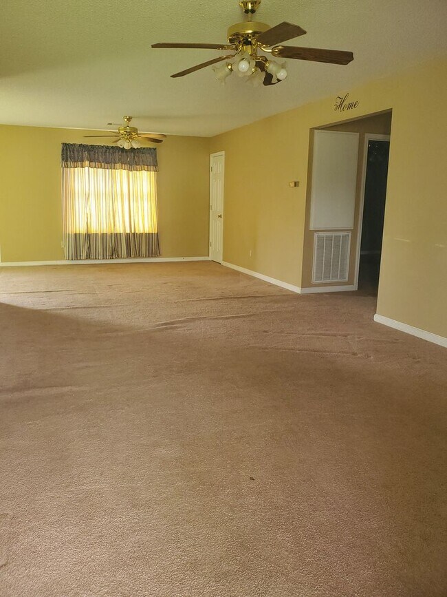 Building Photo - Spacious Country Living