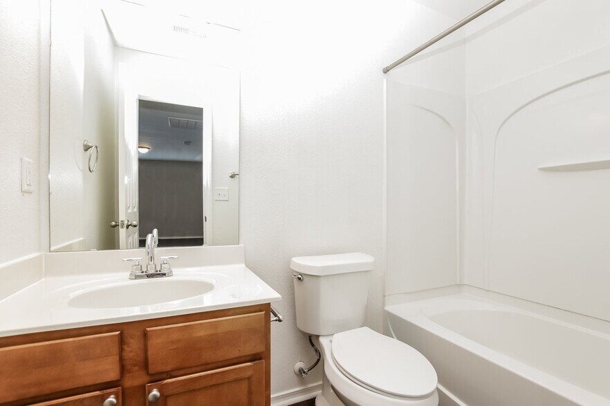 Building Photo - 910 Willow Wind Dr