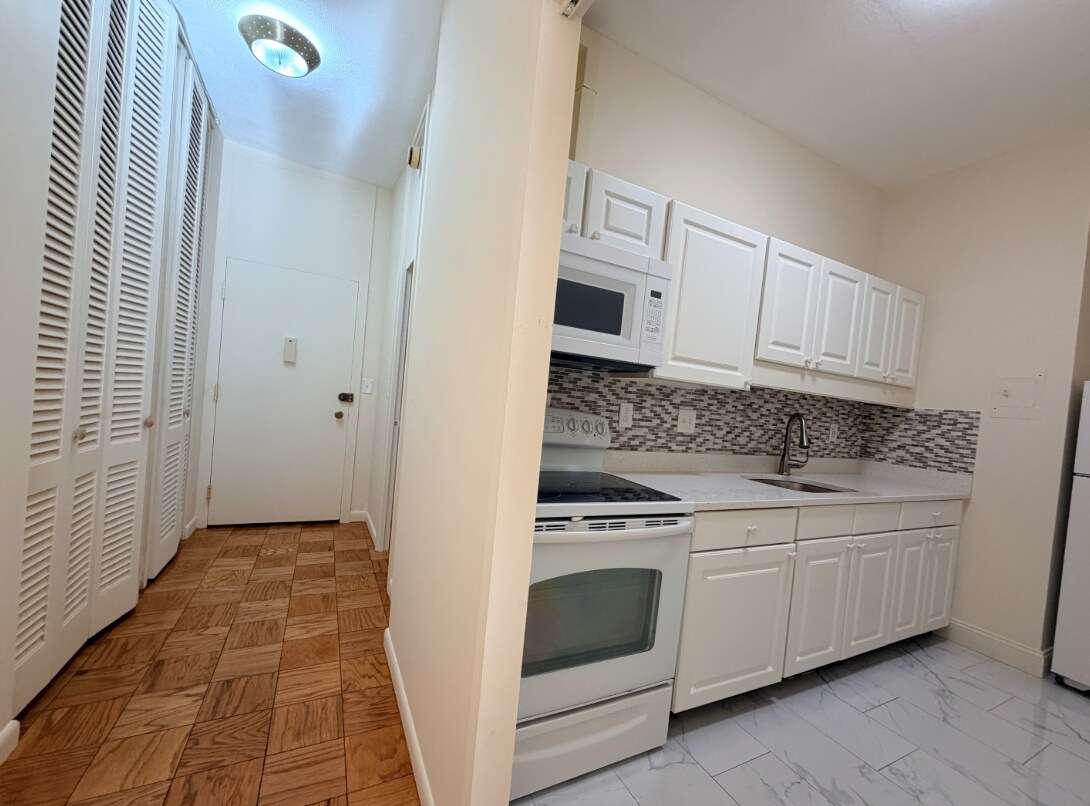 Building Photo - 16 Monmouth Ct