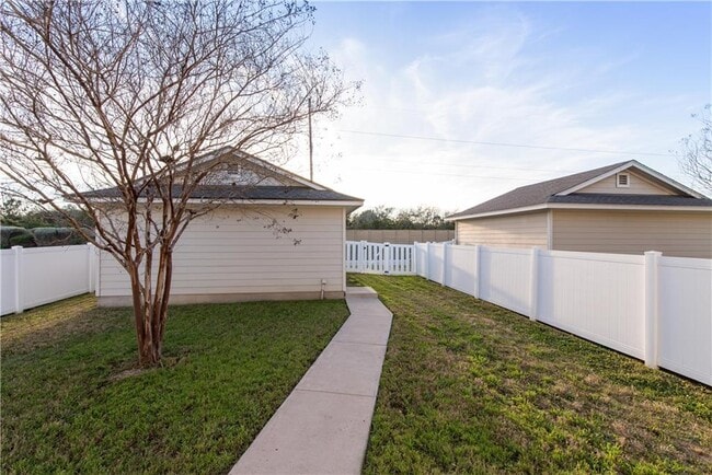 Building Photo - 1503 Davis Mountain Loop