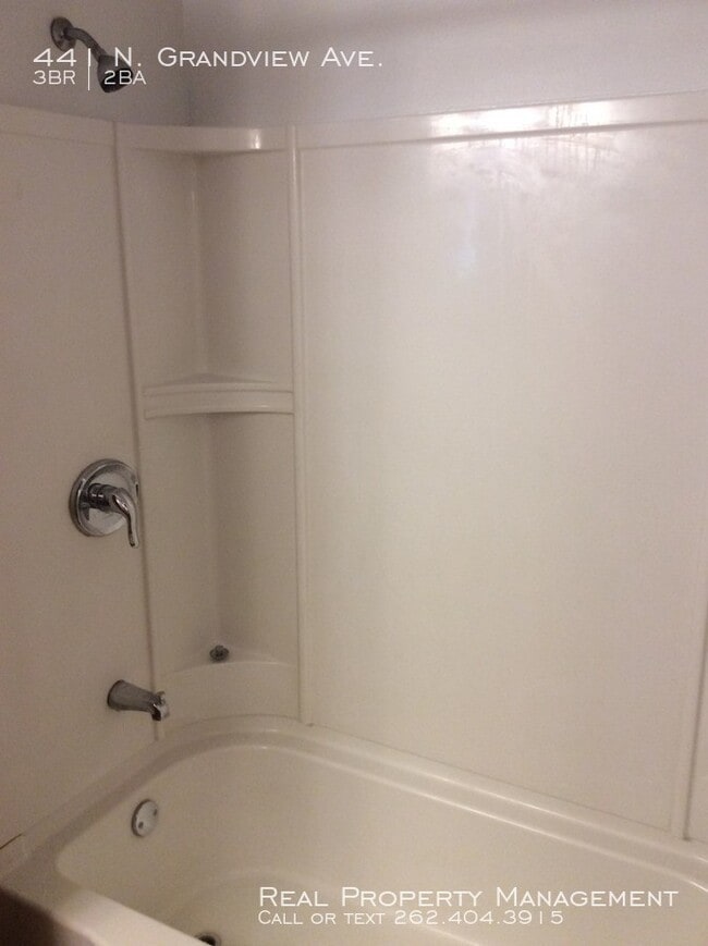 Building Photo - 3 Bedroom 1.5 Bathroom Updated Side by Side!