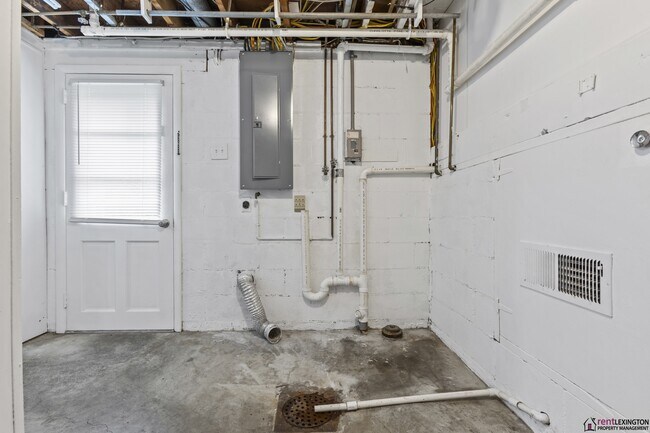 Building Photo - 2124 Violet Rd
