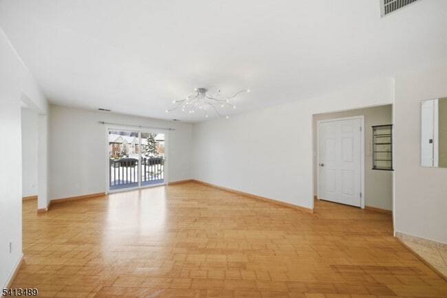 Building Photo - 8 Jennifer Dr