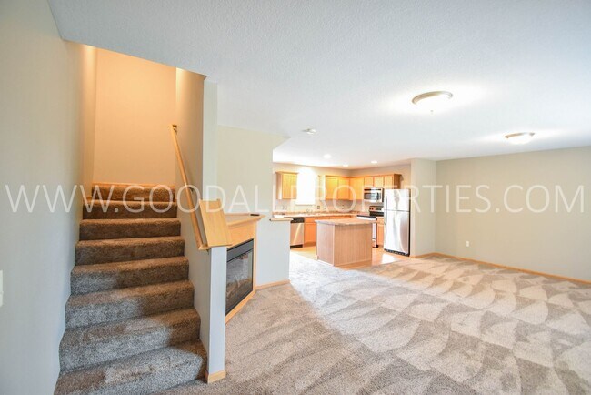 Building Photo - 2 Bedroom, 2.5 bath townhome in Urbandale ...