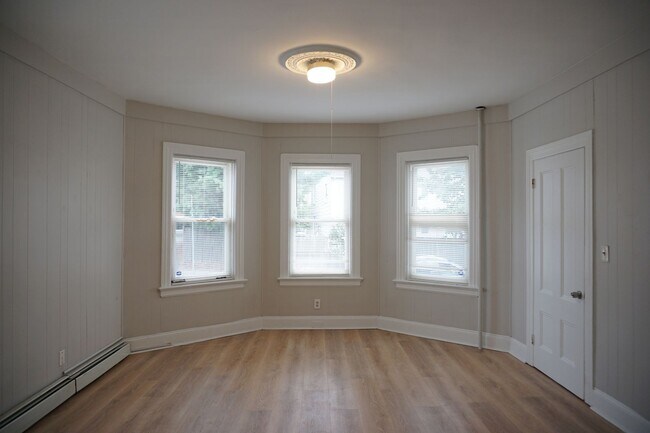 Building Photo - 590 Smith St