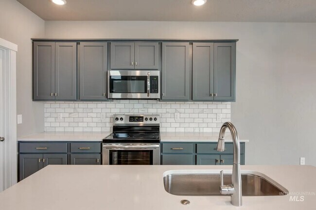 Building Photo - 336 S Calf Crk Ave