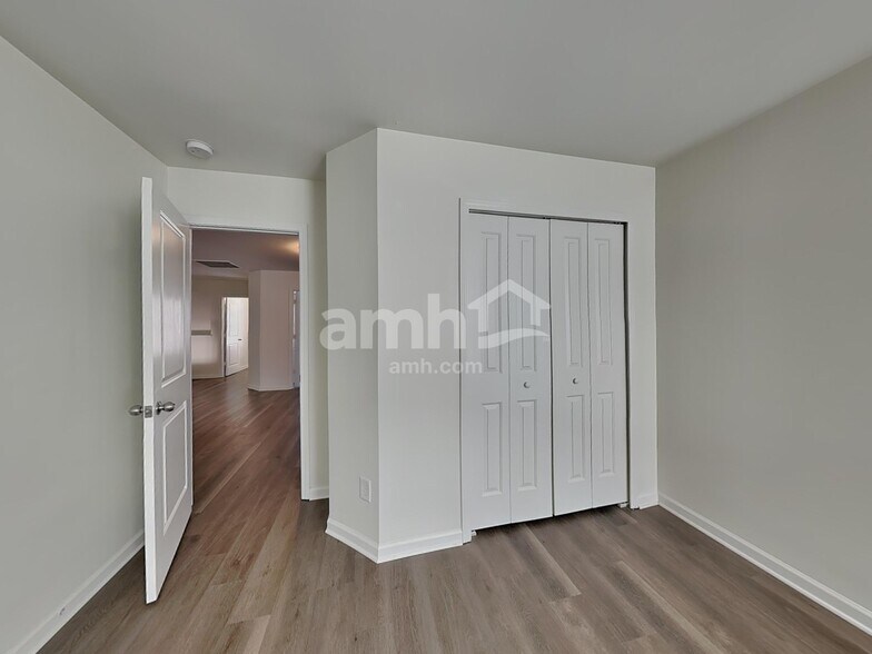 Building Photo - 2004 Centerview Dr