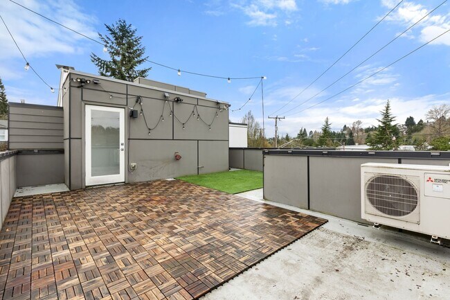Building Photo - Modern 3-Bedroom Townhome with Rooftop Deck in NE Seattle